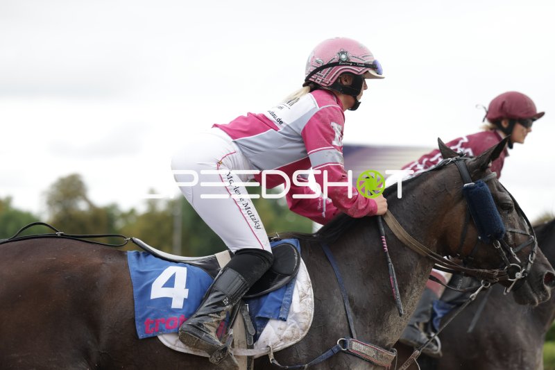 Marlene Matzky (#4) im Galopp auf der Rennbahn Berlin Mariendorf
