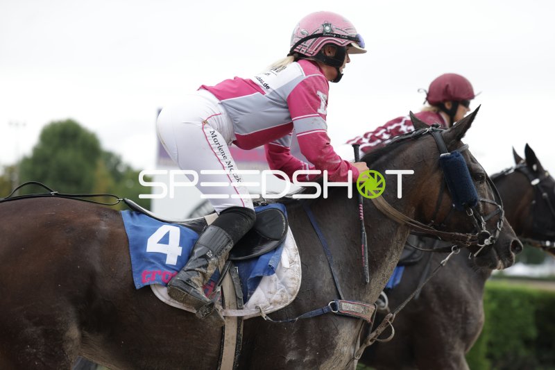Marlene Marzny (#4) im Galopp auf der Rennbahn Berlin Mariendorf