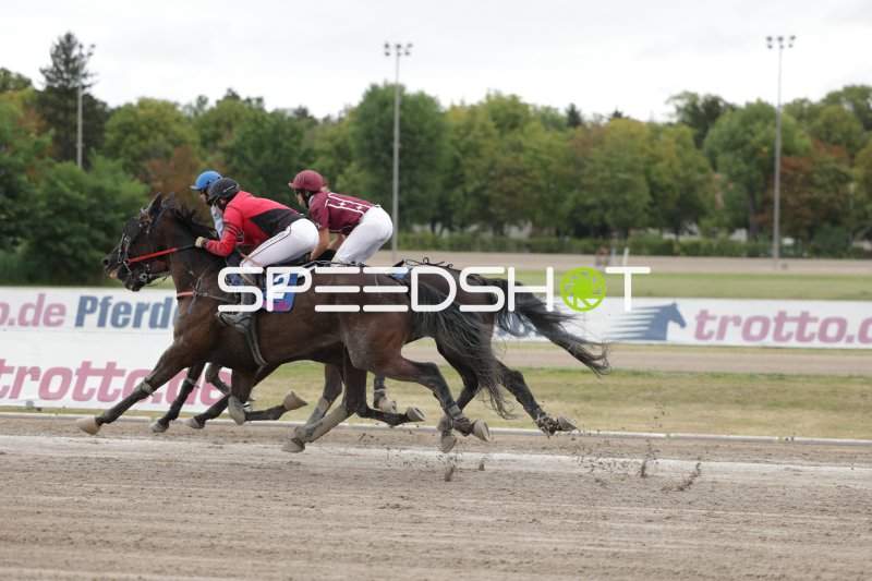 Kopf-an-Kopf-Rennen auf der Sandbahn in Mariendorf