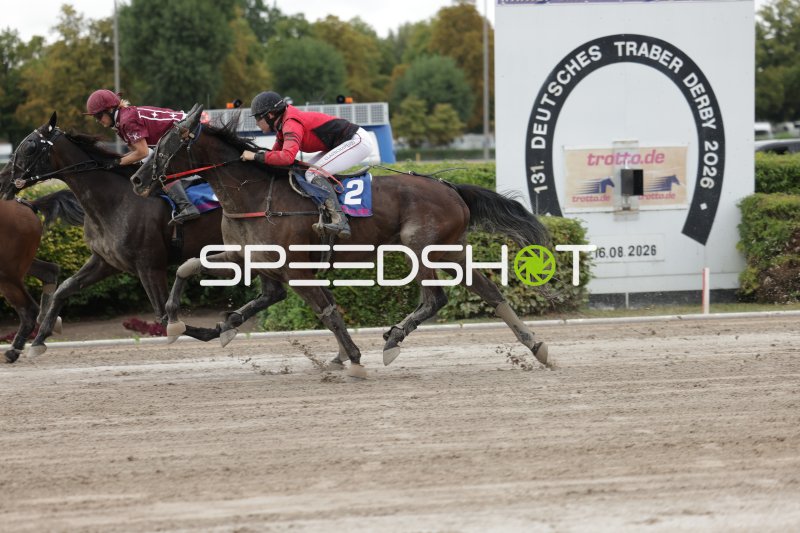 Galopprennen auf der Rennbahn Berlin Mariendorf – Pferd #2 in Führung