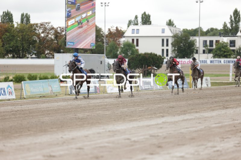 Pferderennen auf der Rennbahn Berlin Mariendorf – Führendes Duo im Galopp