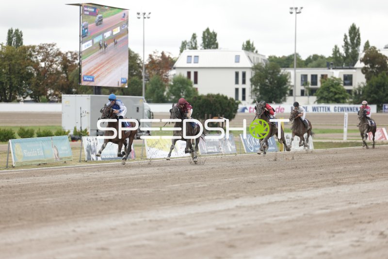 Galopprennen auf der Sandbahn in Berlin-Mariendorf