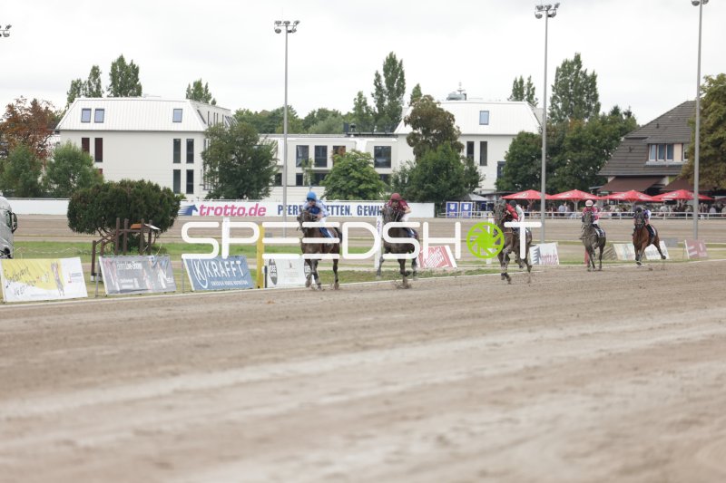 Pferderennen auf der Rennbahn Berlin Mariendorf