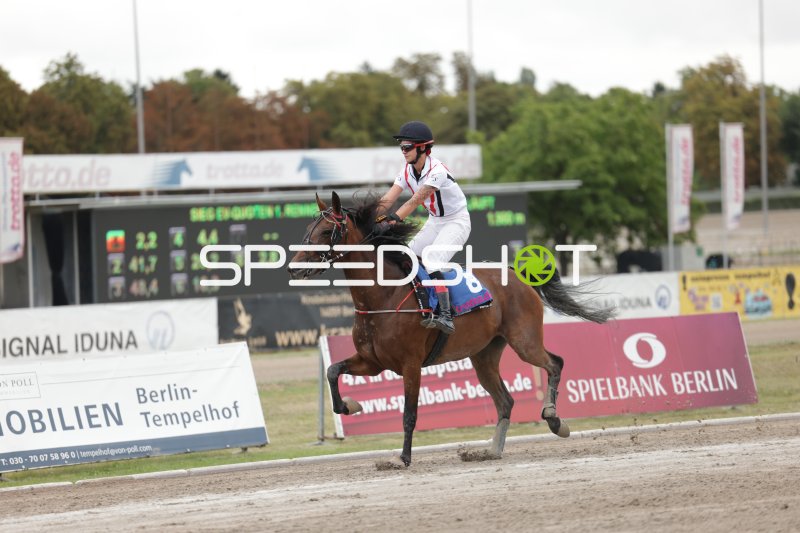 Jockey auf Pferd Nr. 3 im Galopp auf der Rennbahn Berlin Mariendorf