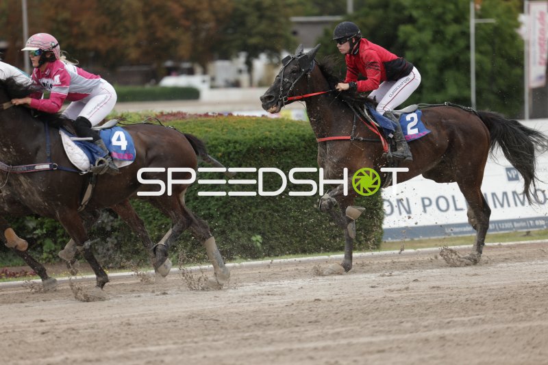 Jockey auf Startnummer 2 führt das Rennen in Mariendorf an