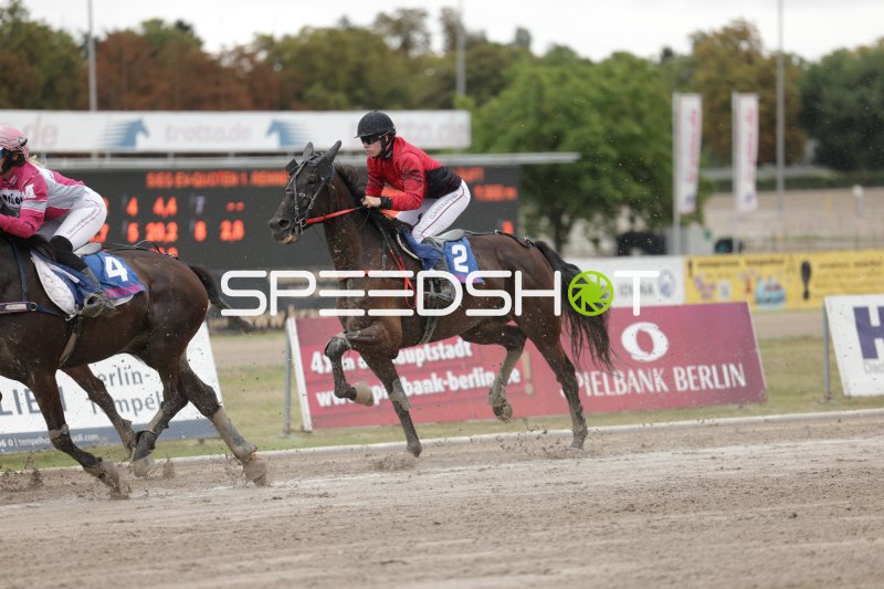 Jockey auf Pferd #2 führt das Rennen in Mariendorf