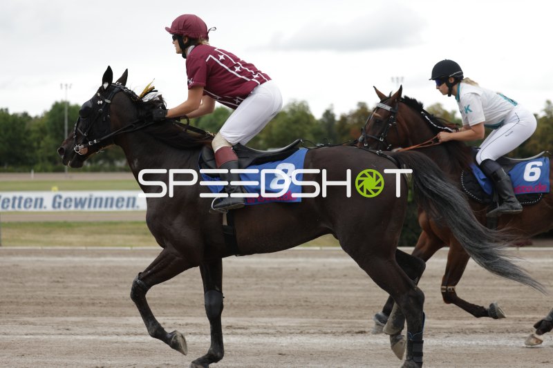 Jockey (#8) führt Rennen auf der Rennbahn Berlin Mariendorf an