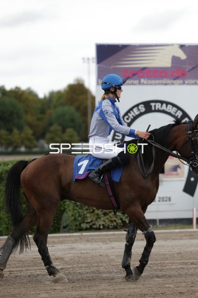 Hannah Schmitz (#1) zu Pferd auf der Rennbahn Berlin Mariendorf