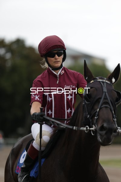 Jockey Sarah Kube zu Pferd auf der Rennbahn Berlin Mariendorf