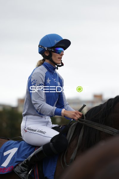 Jockey Hannah Schmitz zu Pferd auf der Rennbahn Berlin Mariendorf