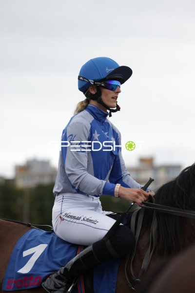Jockeyrin Hannah Schmitz (#7) auf dem Pferd in Mariendorf