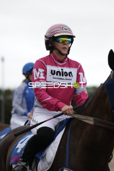 Jockey auf Pferd bei der Rennbahn Berlin Mariendorf