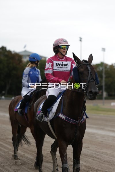 Jockeys auf der Rennbahn Berlin Mariendorf beim Einlaufen