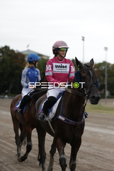 Jockeys auf der Rennbahn Berlin Mariendorf beim Einritt
