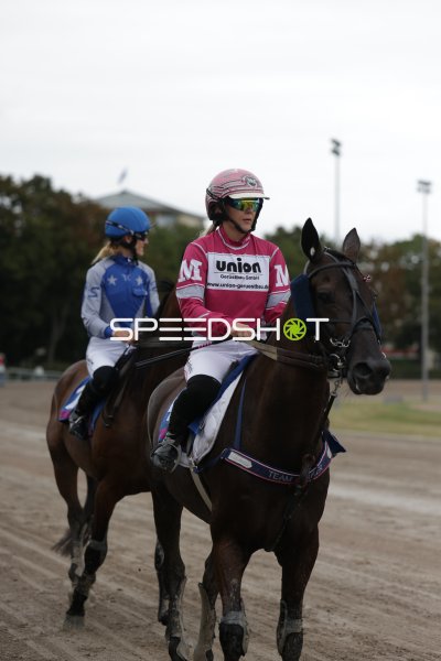 Zwei Jockeys auf der Rennbahn Berlin Mariendorf beim Einlaufen