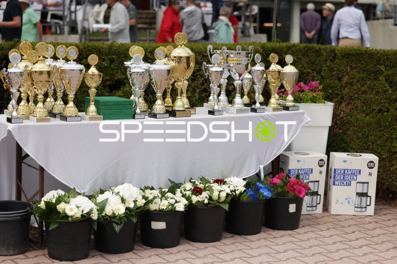 Siegertrophäen und Blumenarrangements auf dem Preistisch in Mariendorf