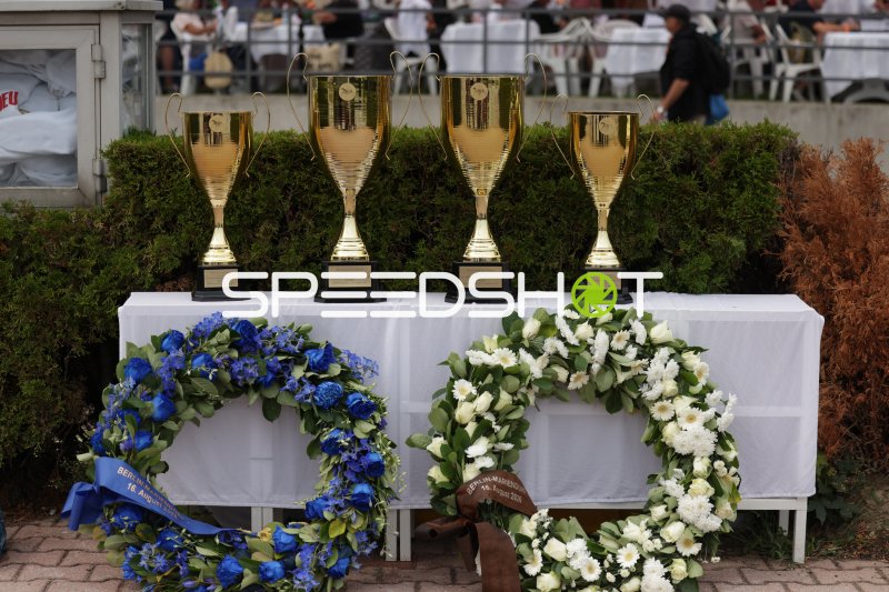 Siegerpokale und Blumenkränze bei Renntag in Berlin-Mariendorf