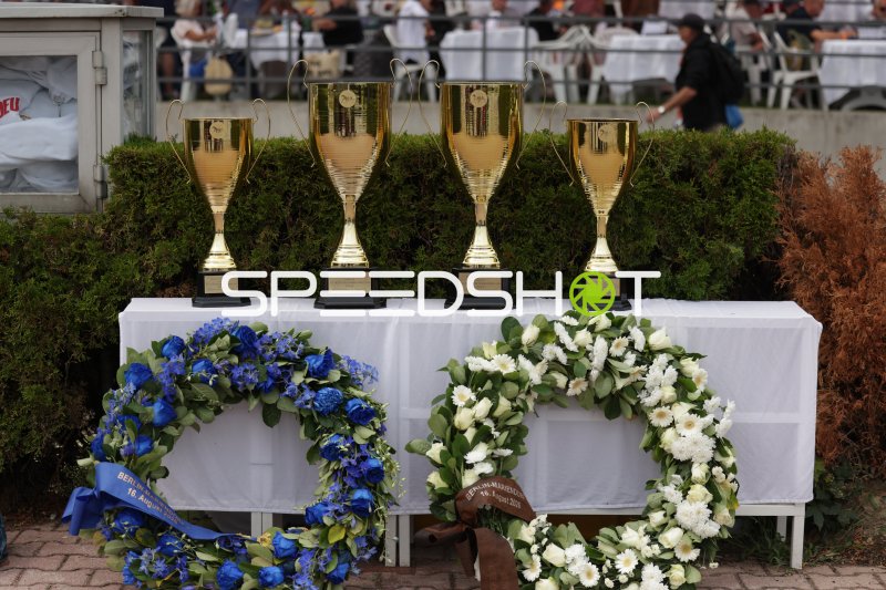 Siegerpokale und Blumenkränze bei Renntag in Berlin-Mariendorf