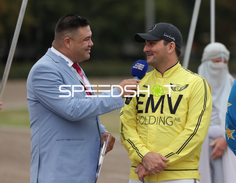Jockey im Interview auf der Rennbahn Berlin Mariendorf