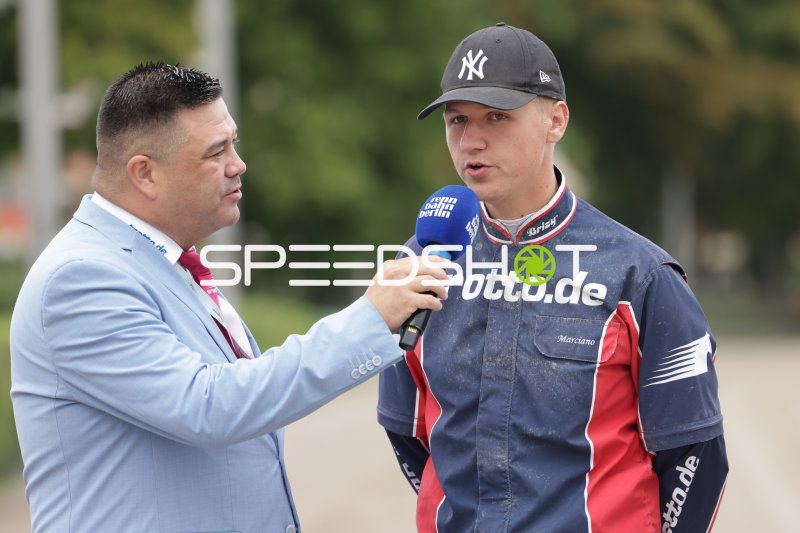 Fahrer im Interview nach dem Rennen auf der Rennbahn Berlin Mariendorf