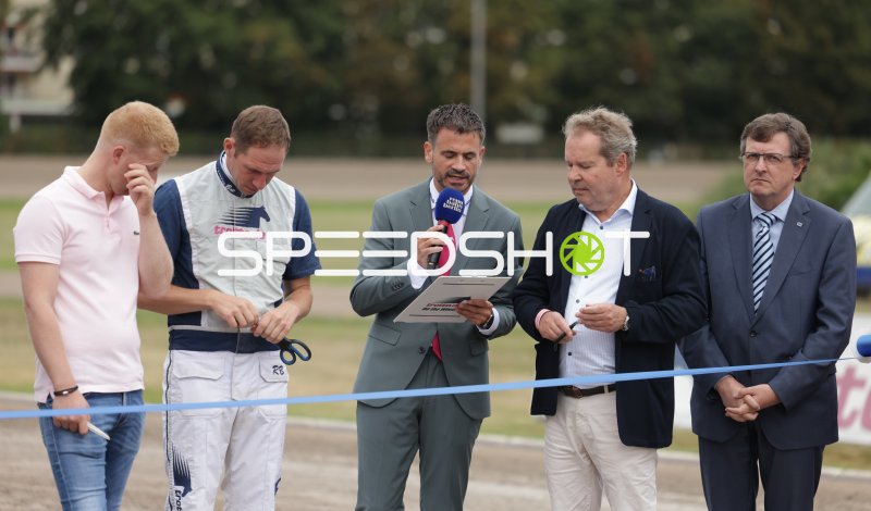 Zeremonie auf der Rennbahn Berlin Mariendorf mit Banddurchschneiden
