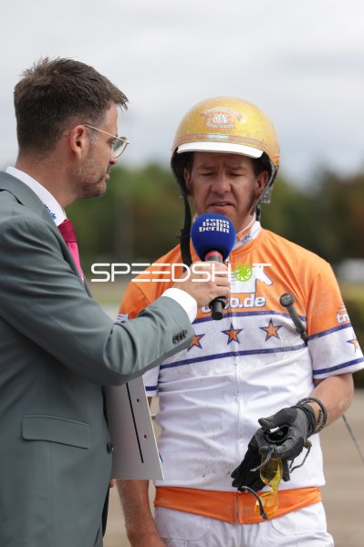 Fahrer im Interview nach dem Rennen auf der Rennbahn Berlin Mariendorf