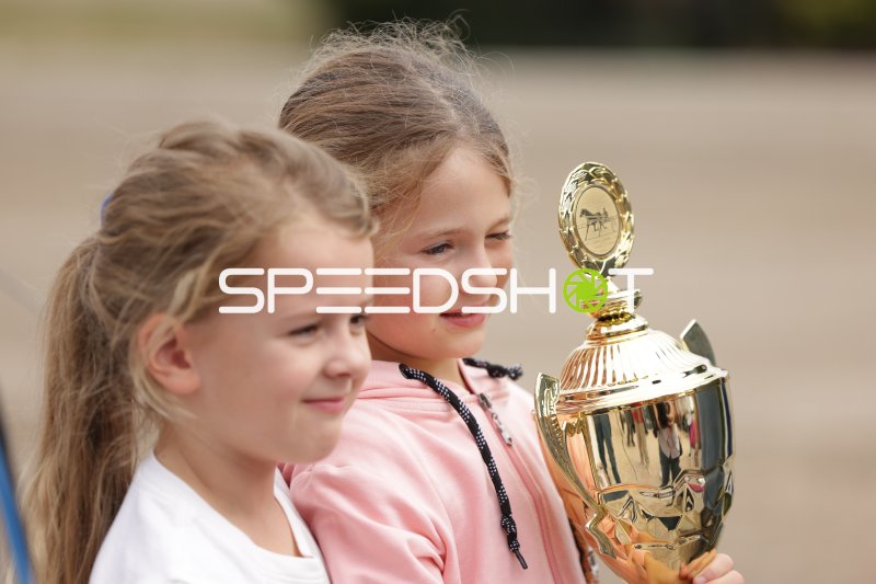 Zwei Mädchen mit goldenem Pokal bei der Siegerehrung in Mariendorf