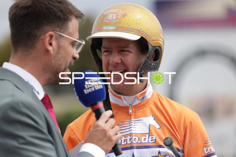 Michael Nimczyk im Interview nach dem Rennen auf der Rennbahn Berlin Mariendorf