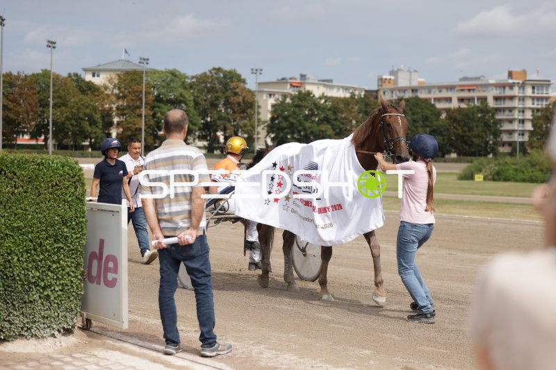 Siegerehrung beim 131. Deutschen Traber-Derby 2026 in Berlin-Mariendorf