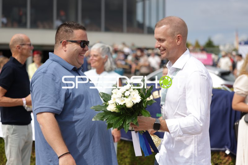 Blumenübergabe bei der Siegerehrung auf der Rennbahn Berlin Mariendorf