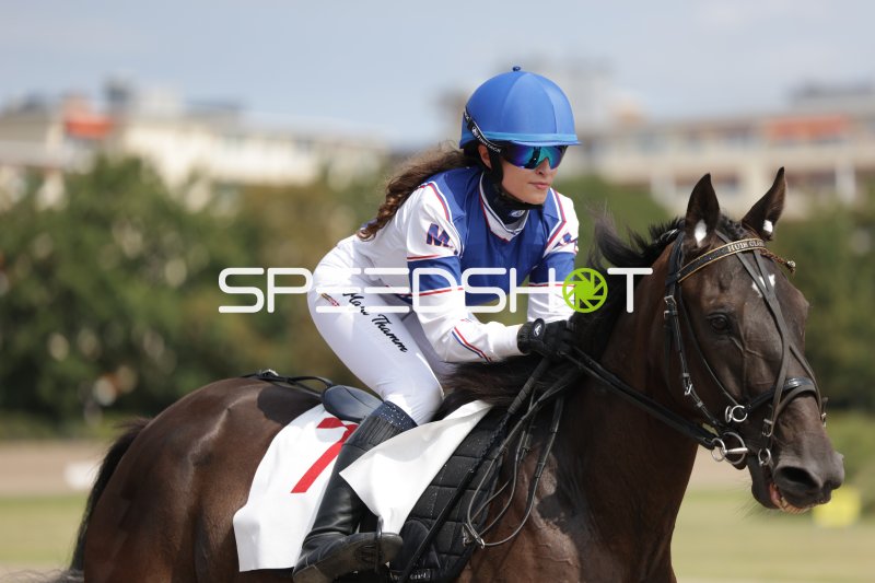 Jockey Naja Thamm auf dunklem Pferd bei Rennen in Mariendorf