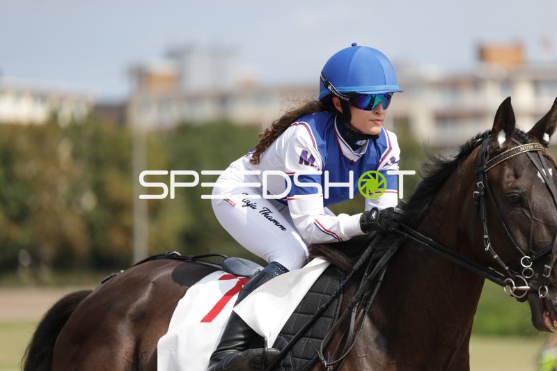 Maja Thamm auf dem Pferd bei Rennen in Mariendorf