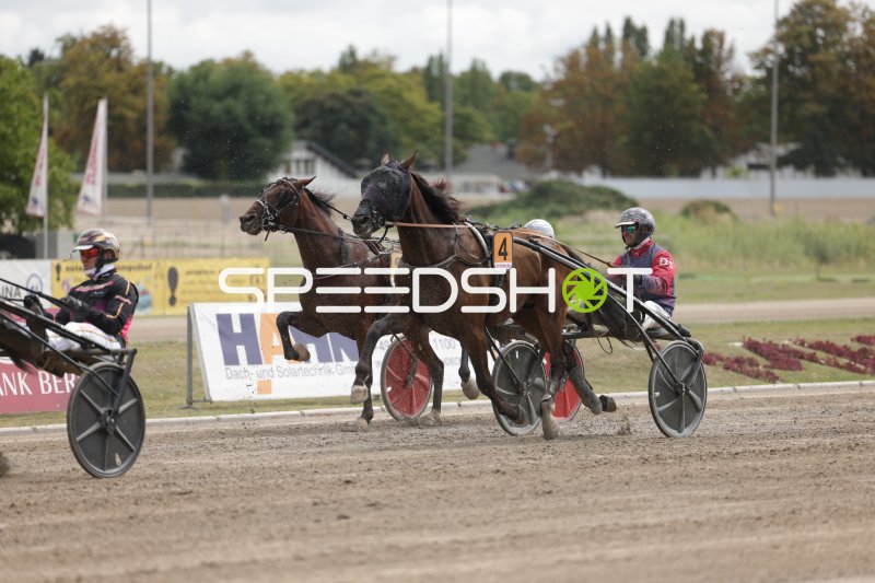 Trabrennen auf der Rennbahn Berlin Mariendorf – Startnummer 4 im Duell