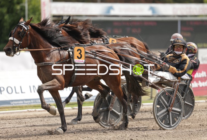 Trabrennen auf der Rennbahn Berlin Mariendorf – Startnummer 3 im Duell