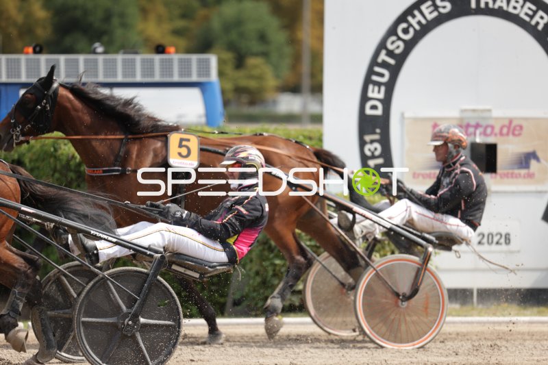 Trabrennen auf der Rennbahn Berlin Mariendorf – Sulky Nr. 5 im Duell