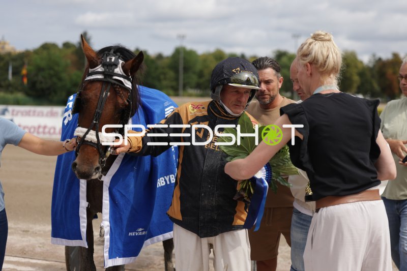 Siegerehrung nach dem Trabrennen auf der Rennbahn Berlin Mariendorf
