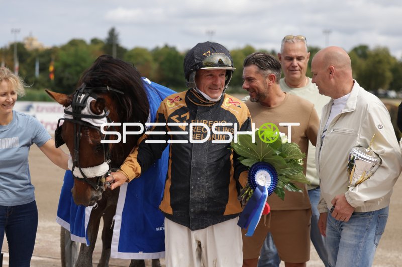 Siegerehrung mit Jockey und Pferd auf der Rennbahn Berlin Mariendorf