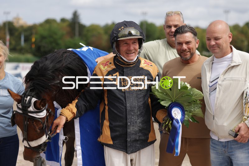 Siegerfoto mit Fahrer und Pferd nach dem Rennen in Mariendorf