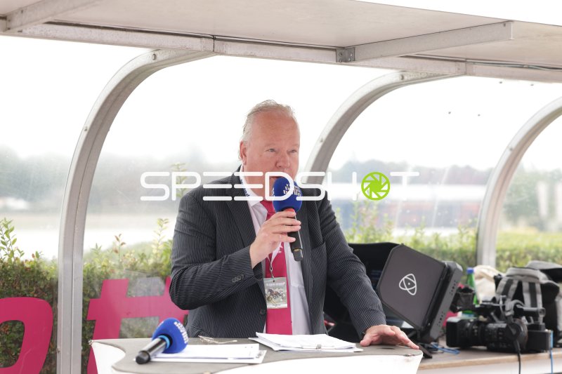 Moderator mit Mikrofon bei der Rennbahn Berlin Mariendorf