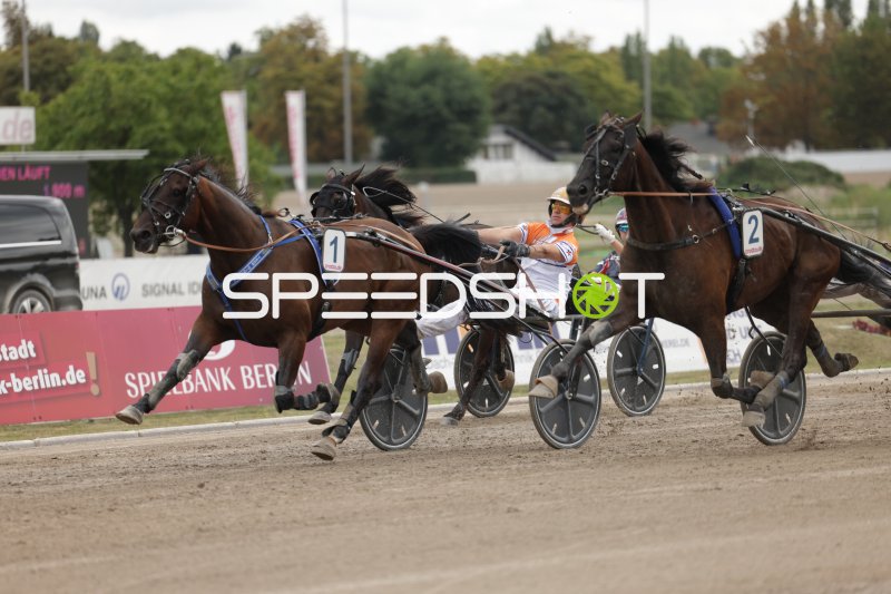 Trabrennen auf der Rennbahn Berlin Mariendorf – Sulky Nr. 1 und Nr. 2 im Duell