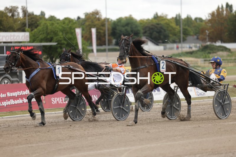 Trabrennen auf der Rennbahn Berlin Mariendorf – Sulky Nr. 1 und Nr. 2 im Duell
