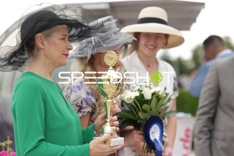 Siegerehrung mit Pokal und Blumenstrauß auf der Rennbahn Berlin Mariendorf