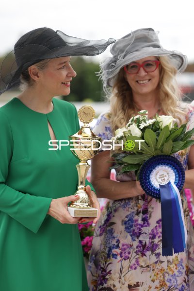 Siegerehrung auf der Rennbahn Berlin Mariendorf mit Pokal und Siegerrosette