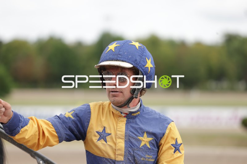 Jockey nach dem Rennen auf der Rennbahn Berlin Mariendorf