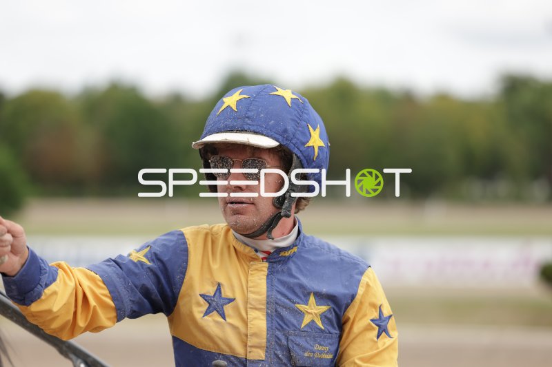 Jockey Danny den Dulk nach dem Rennen auf der Rennbahn Berlin Mariendorf