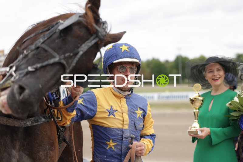 Jockey mit Pferd bei Siegerehrung auf der Rennbahn Berlin Mariendorf