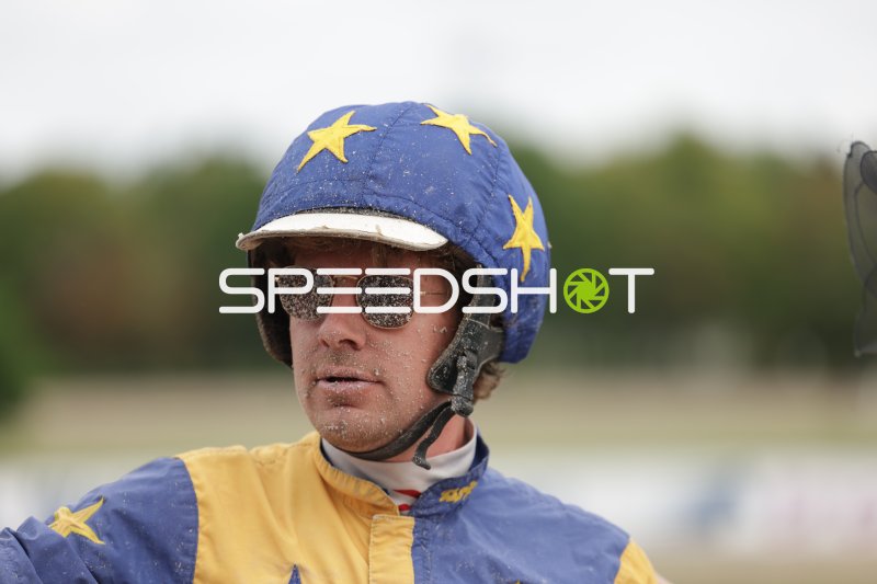 Jockey nach dem Rennen mit schlammbespritztem Gesicht in Mariendorf