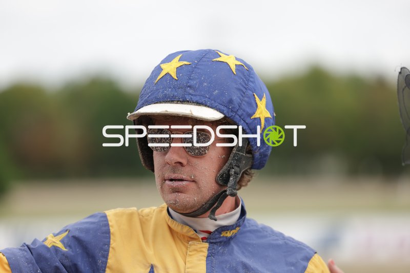 Jockey nach dem Rennen mit schmutzbedecktem Gesicht in Mariendorf