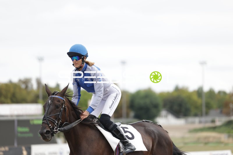 Jockey Hannah Schmitz auf Pferd Nr. 5 in Mariendorf