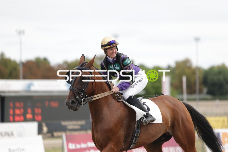 Jockey Ronja Walter nach dem Rennen auf der Rennbahn Berlin Mariendorf
